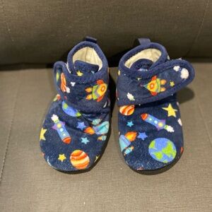 Adorable boys slippers with rubber soles. Measures 7”.